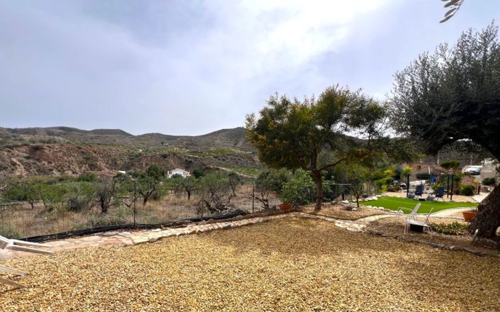 Image No.9-5 Bed House for sale