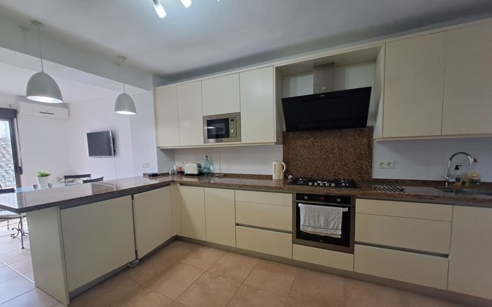 Image No.12-4 Bed House for sale