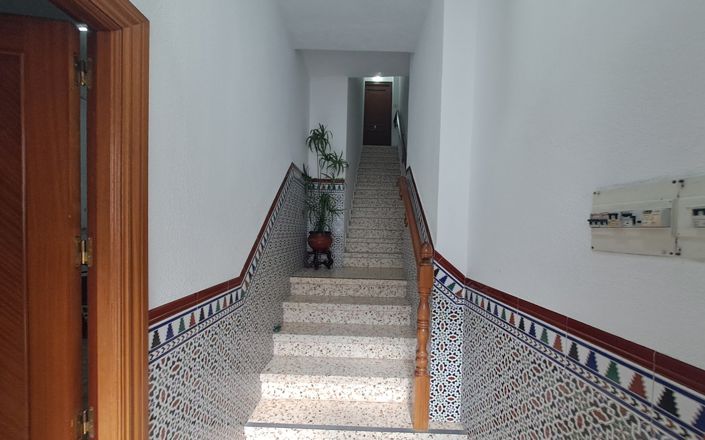 Image No.2-4 Bed House for sale