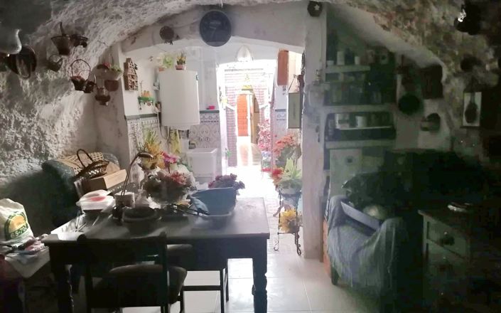 Image No.13-8 Bed House for sale