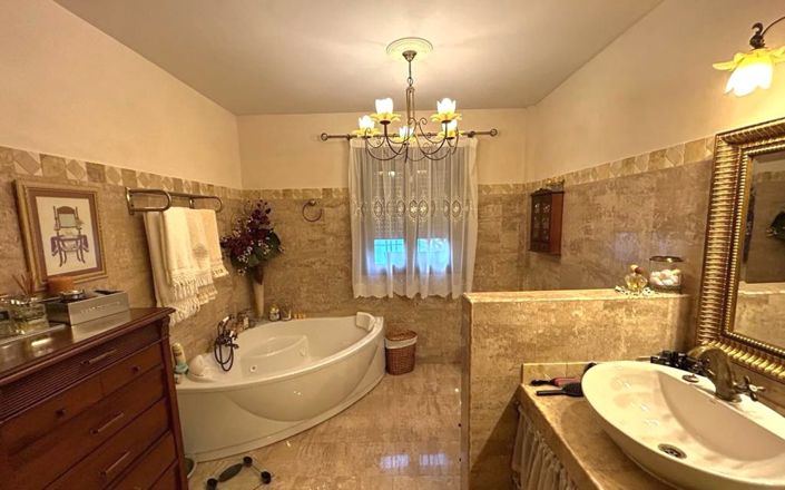 Image No.25-5 Bed House for sale