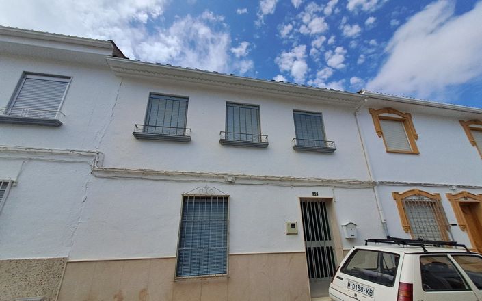 Image No.1-4 Bed House for sale