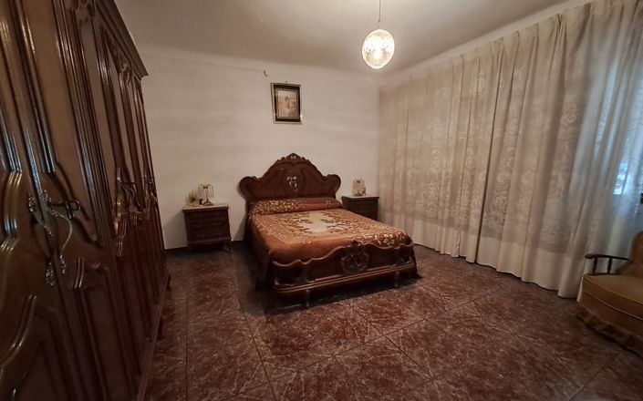 Image No.5-4 Bed House for sale