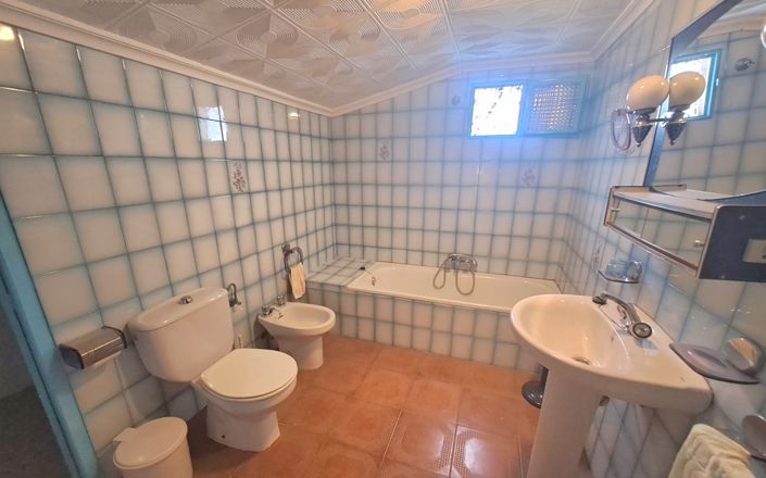 Image No.12-5 Bed House for sale