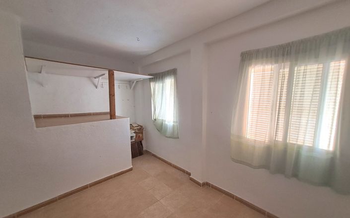 Image No.19-4 Bed House for sale