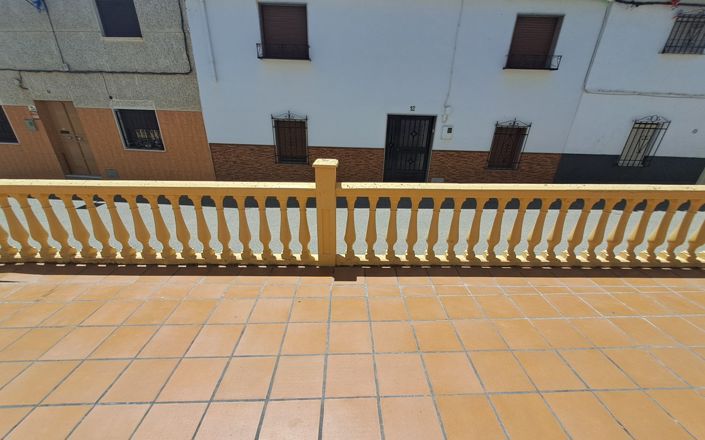 Image No.2-4 Bed House for sale