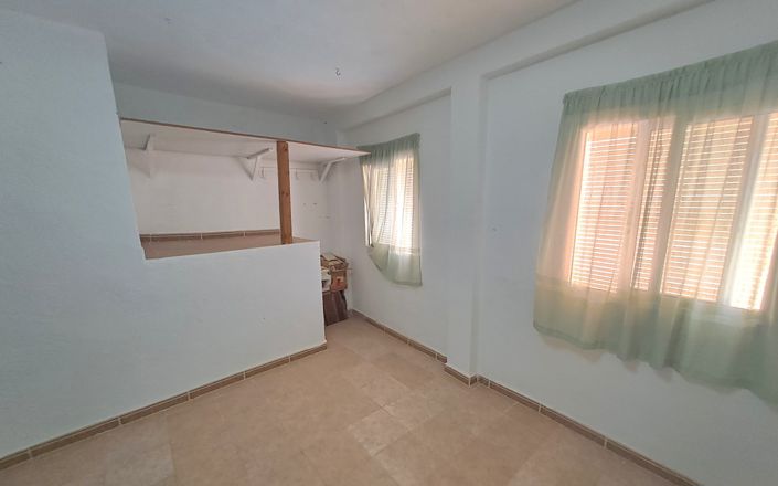 Image No.20-4 Bed House for sale