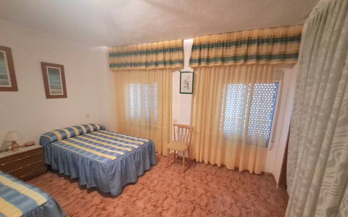 Image No.25-4 Bed House for sale