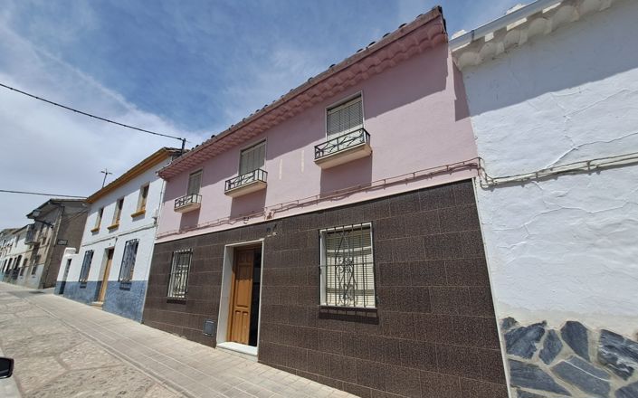 Image No.20-4 Bed House for sale