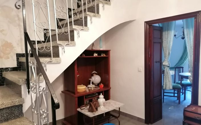 Image No.6-5 Bed House for sale