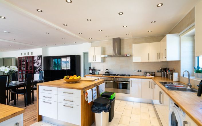 Image No.25-6 Bed House for sale