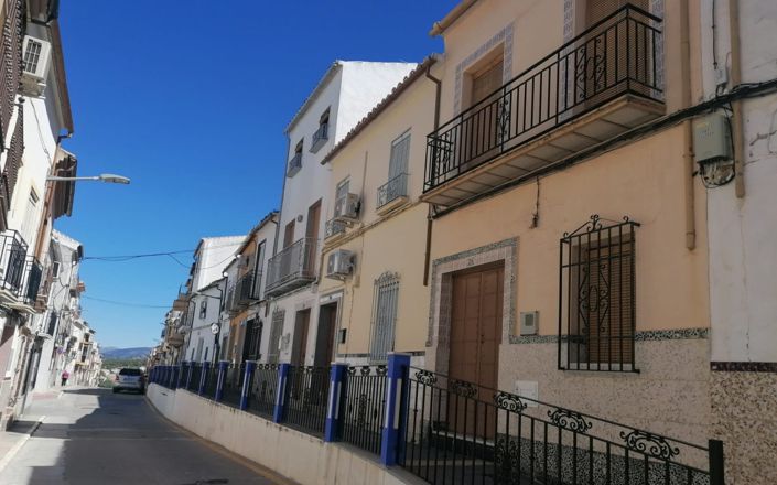 Image No.1-4 Bed House for sale