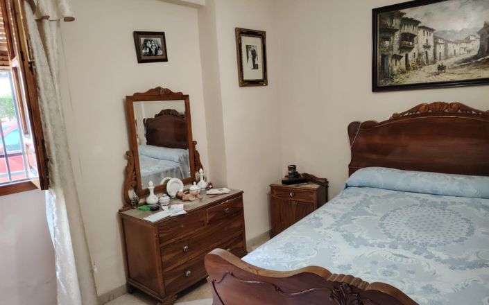 Image No.6-6 Bed House for sale