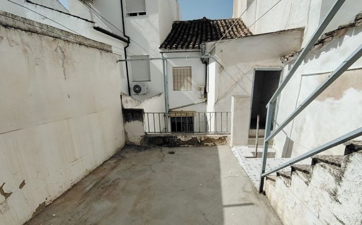 Image No.2-4 Bed House for sale