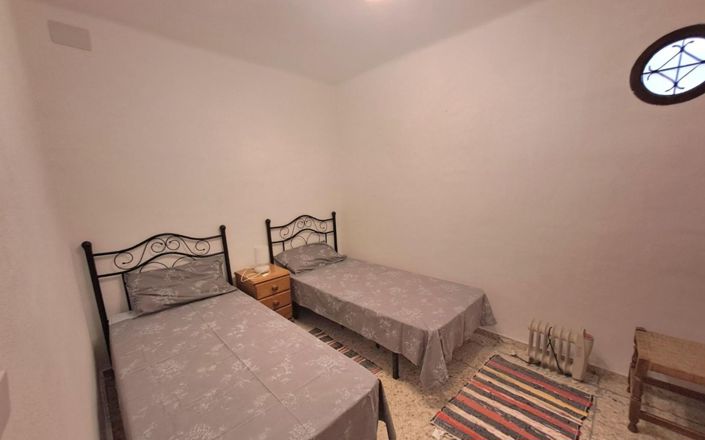 Image No.6-6 Bed House for sale