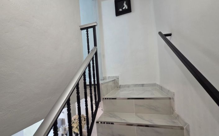 Image No.30-5 Bed House for sale