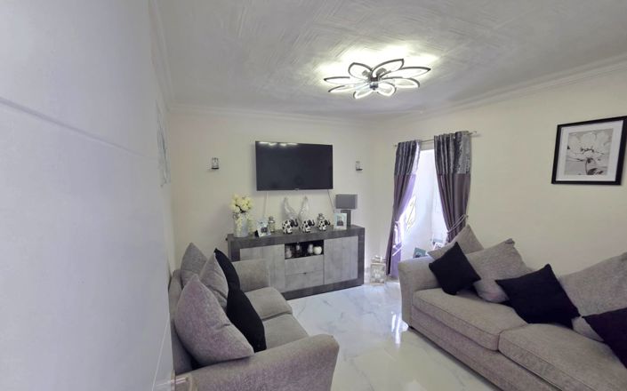 Image No.8-5 Bed House for sale