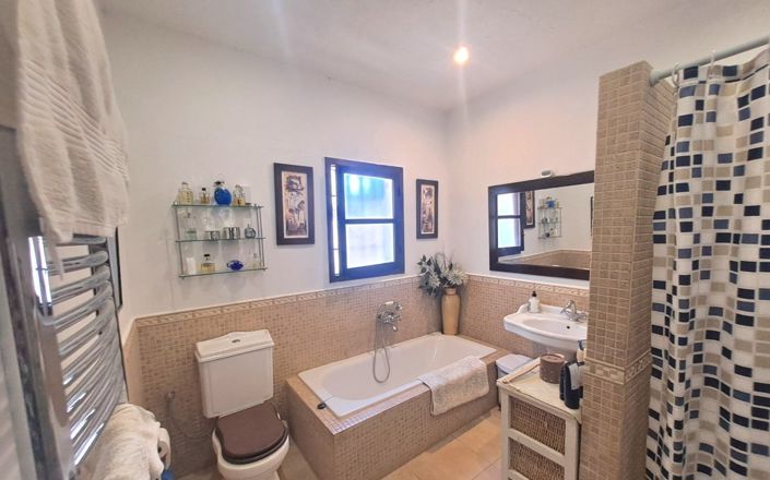 Image No.26-7 Bed House for sale