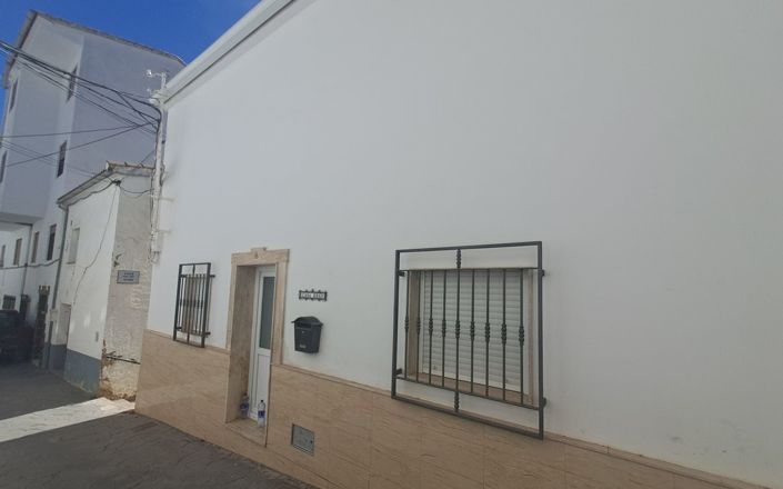 Image No.2-4 Bed House for sale