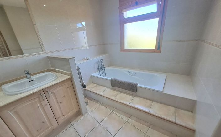 Image No.13-6 Bed House for sale