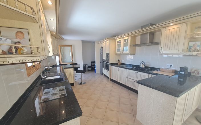 Image No.19-6 Bed House for sale