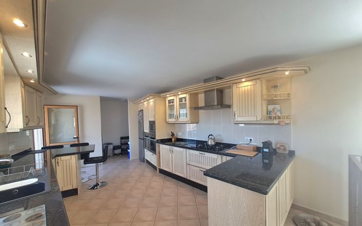 Image No.21-6 Bed House for sale