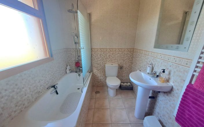 Image No.9-6 Bed House for sale