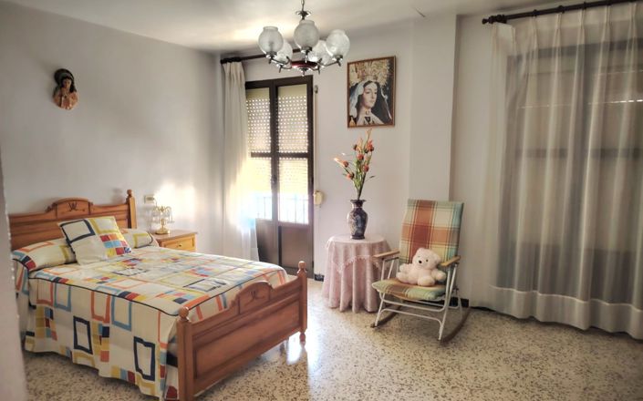 Image No.17-5 Bed House for sale