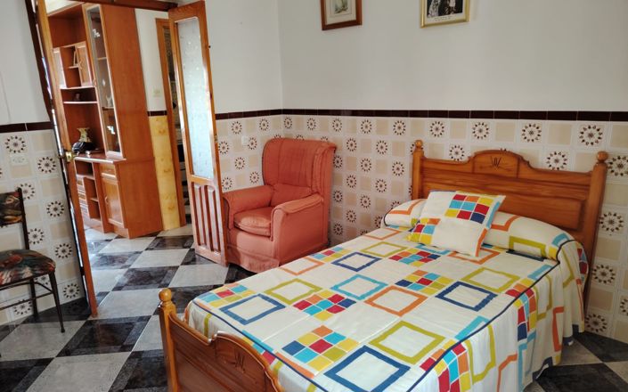 Image No.8-5 Bed House for sale