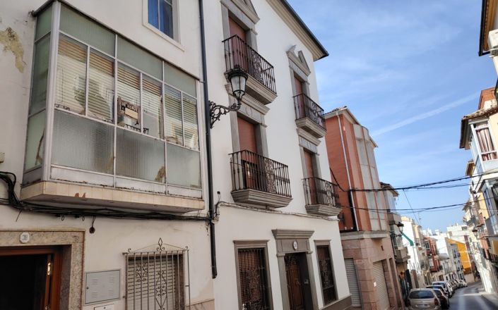 Image No.1-4 Bed House for sale