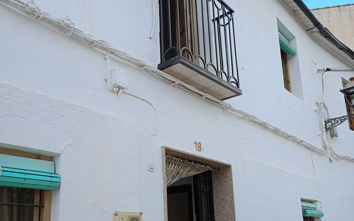 Image No.1-4 Bed House for sale