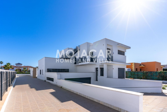 Image No.1-4 Bed Villa for sale