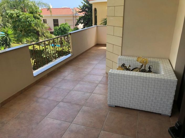 Image No.9-5 Bed House for sale