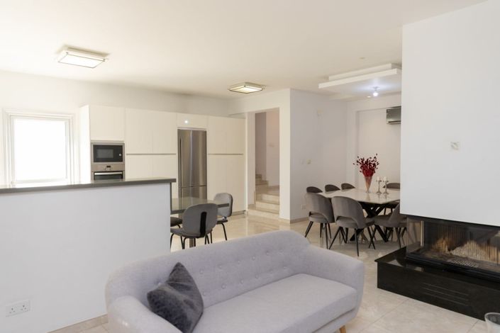 Image No.13-4 Bed House for sale