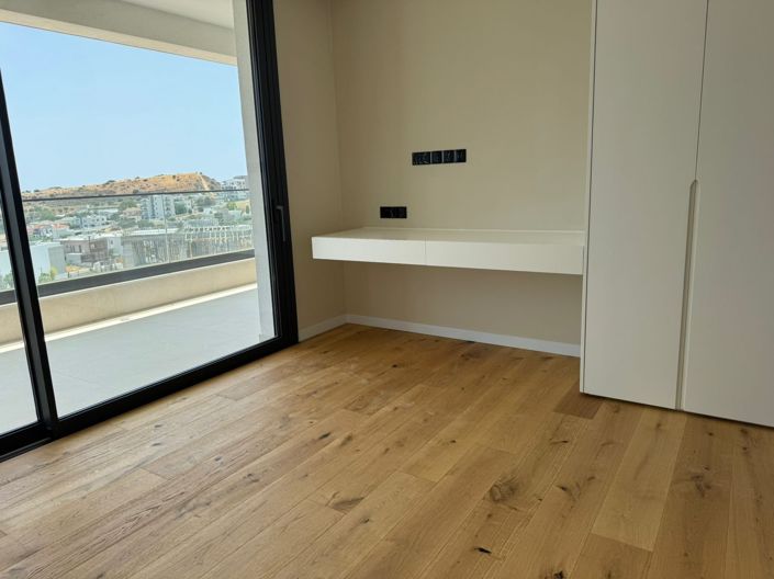 Image No.18-4 Bed House for sale