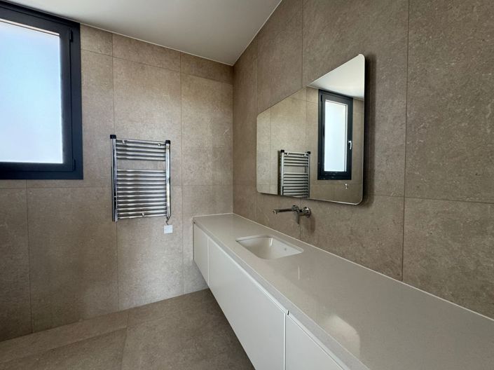 Image No.30-4 Bed House for sale