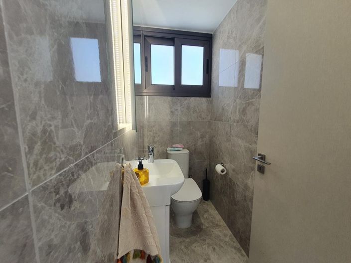 Image No.18-4 Bed House for sale