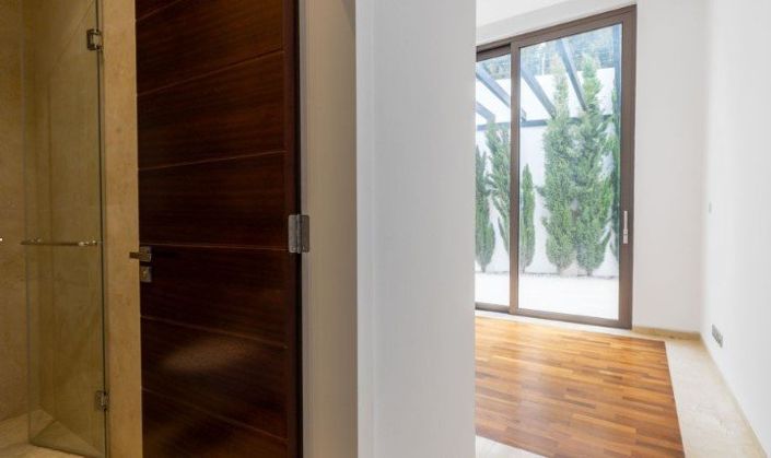 Image No.7-5 Bed House for sale