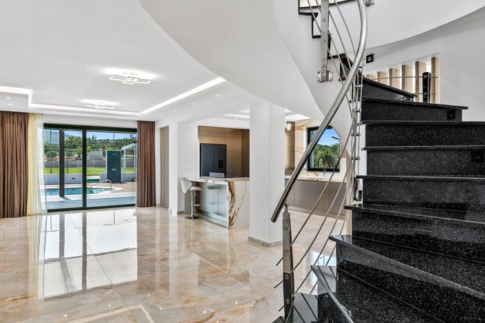 Image No.13-5 Bed House for sale