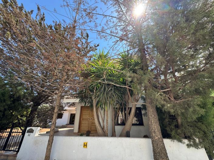 Image No.1-5 Bed House for sale
