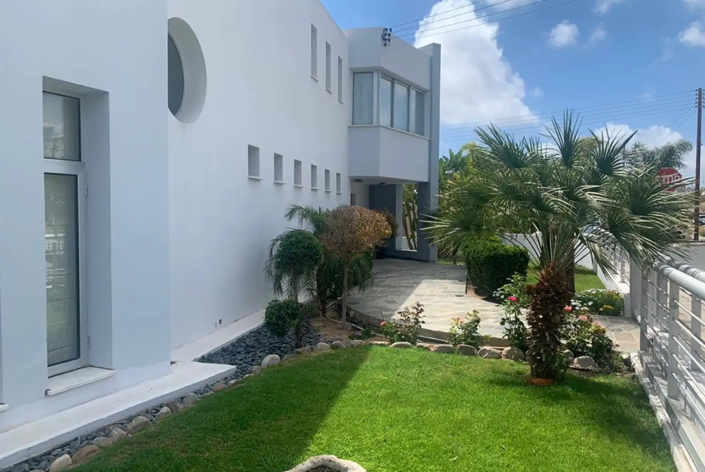 Image No.9-5 Bed House for sale