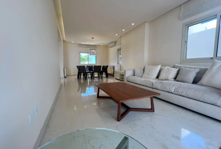 Image No.10-3 Bed House for sale