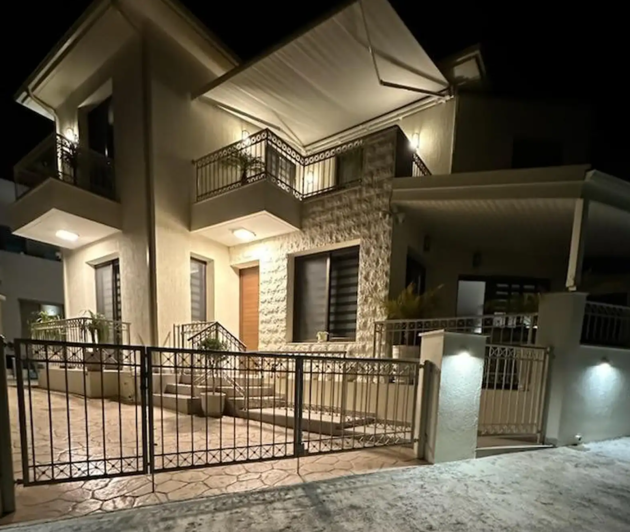 Image No.1-3 Bed House for sale