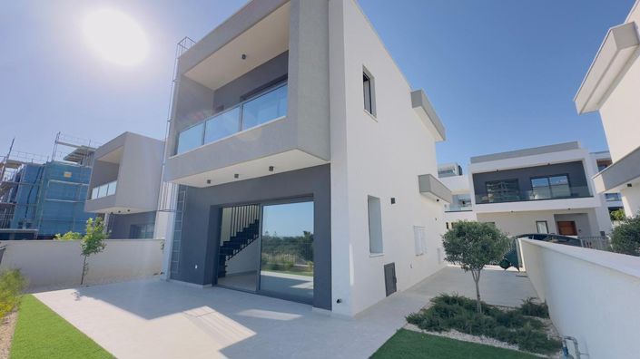 Image No.12-2 Bed House for sale