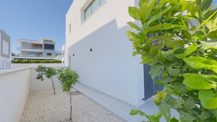 Image No.13-2 Bed House for sale