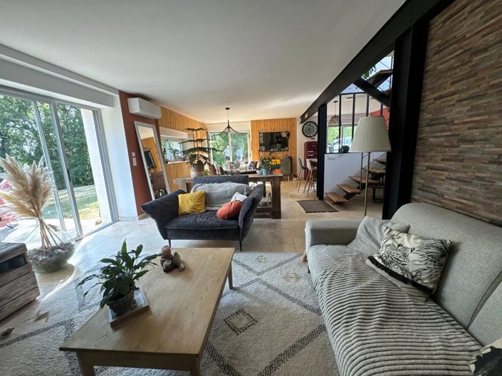 Image No.6-6 Bed House for sale