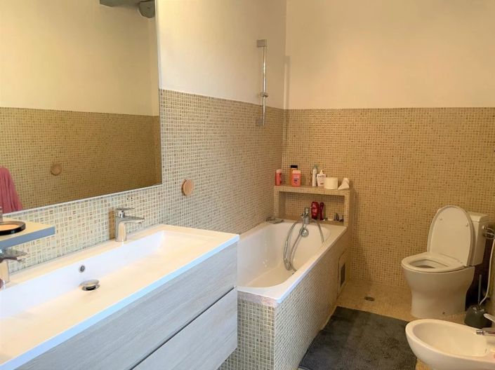 Image No.17-6 Bed House for sale