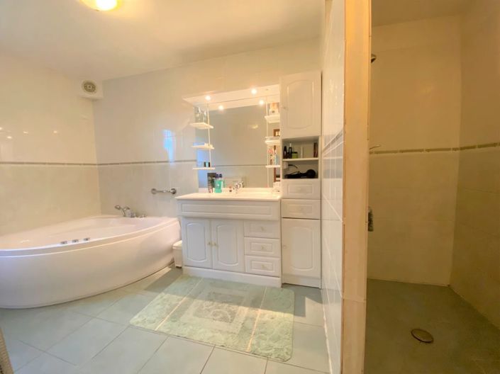 Image No.23-5 Bed House for sale