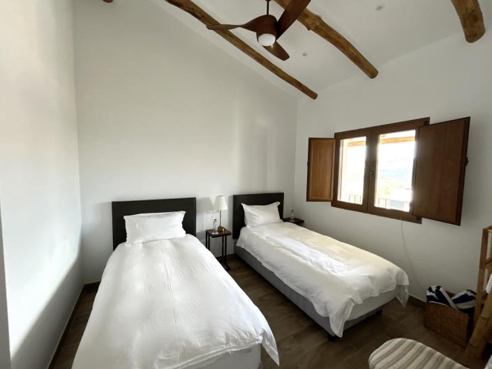 Image No.26-15 Bed Commercial for sale