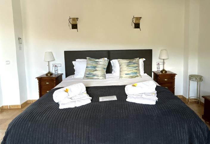 Image No.42-15 Bed Commercial for sale